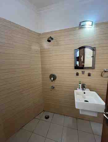 3 BHK + 3 Baths (1,800 sqft) Builder/Independent Floor for Rent in Shivalik Colony, South Delhi