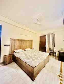 3 BHK + 3 Baths (1,800 sqft) Builder/Independent Floor for Rent in J Block, Saket